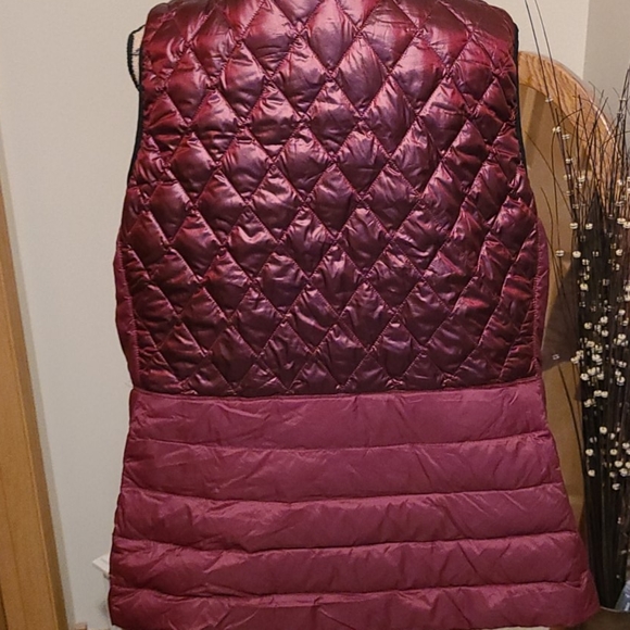💣Pretty Calvin Klein puffer vest💣 - Picture 3 of 8